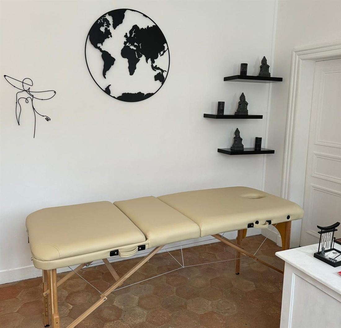 L'espace de massage : table chauffante et décoration zen